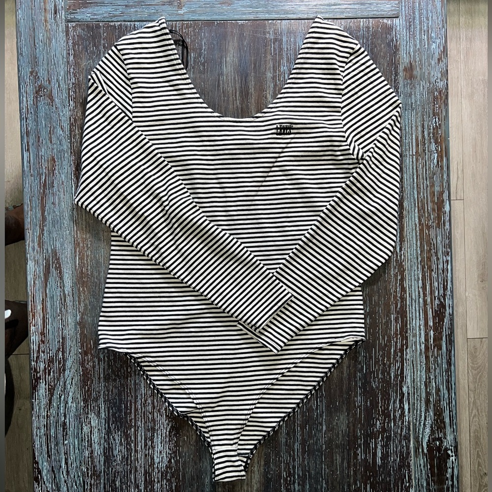 NWOT Levi’s long sleeve bodysuit
